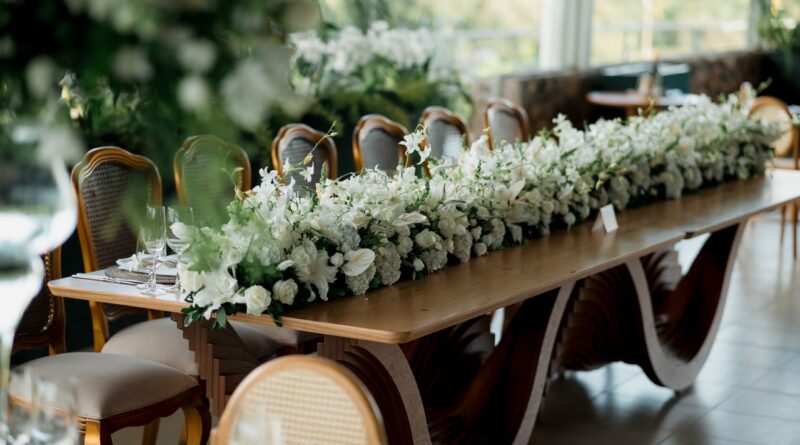 白い花を飾った結婚式の長いテーブル
